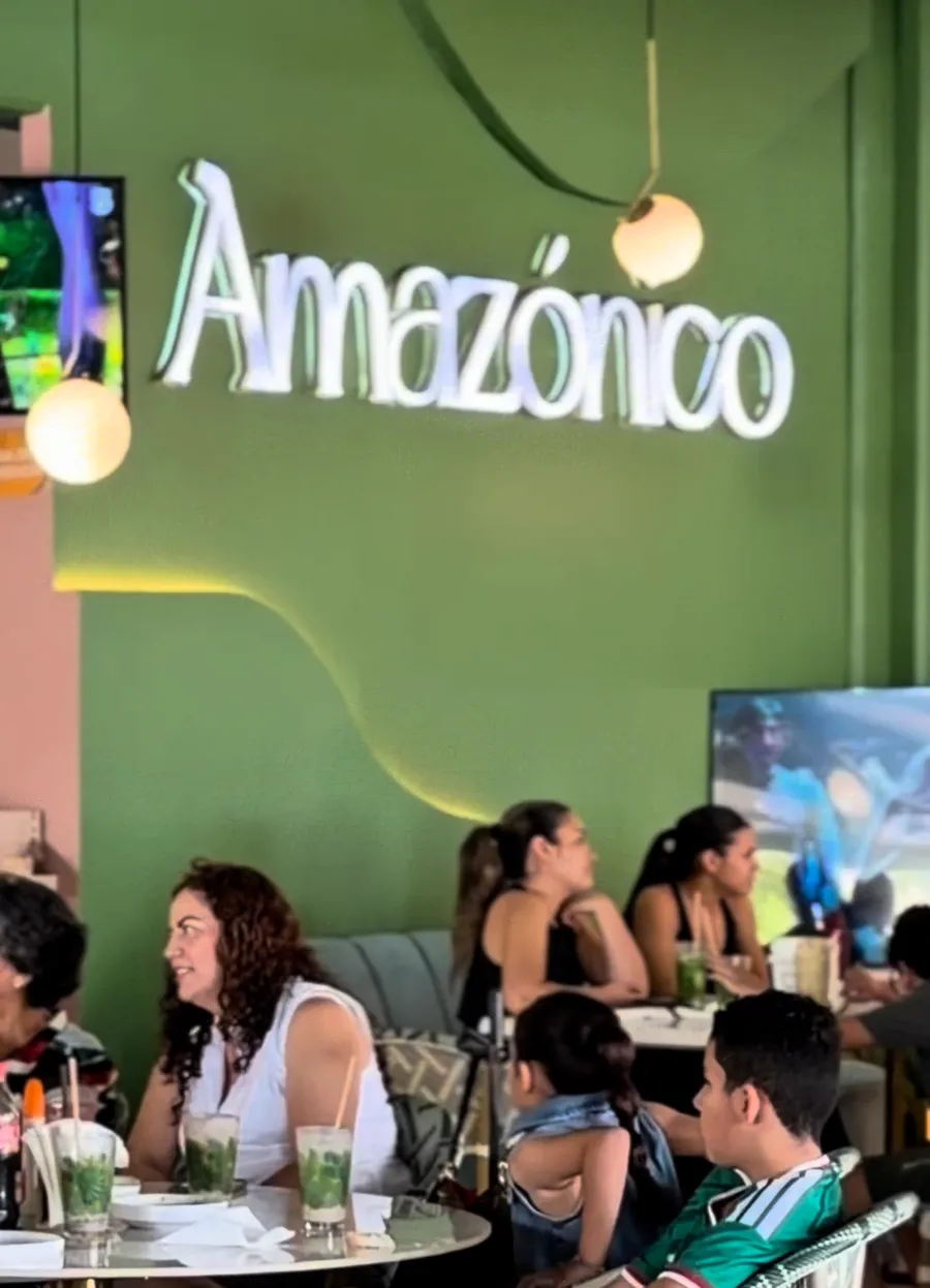 El salón de Amazónico a mediodía, con mesas llenas y gabinetes verdes