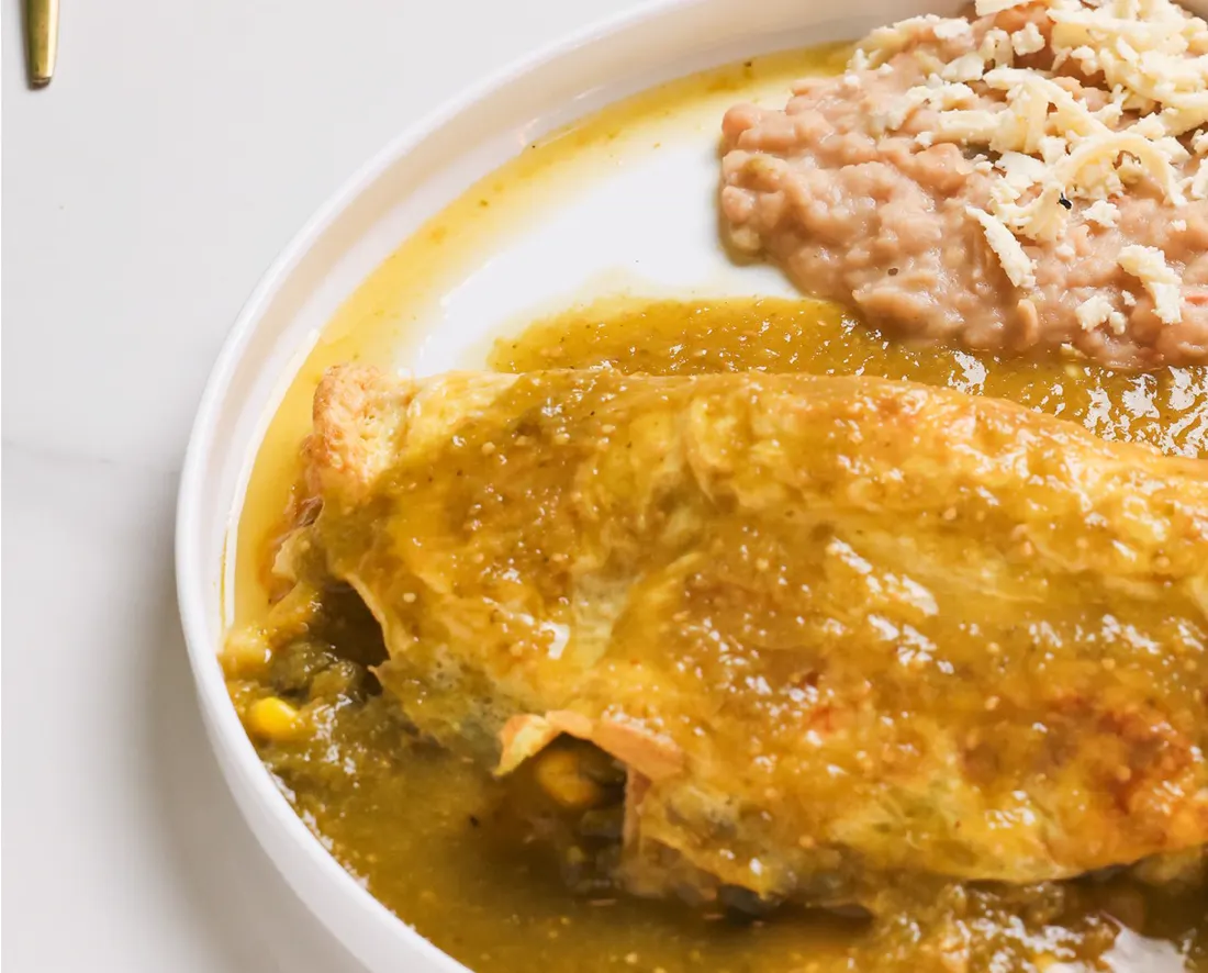 Omelette de chilaquiles bañado en salsa verde con frijoles