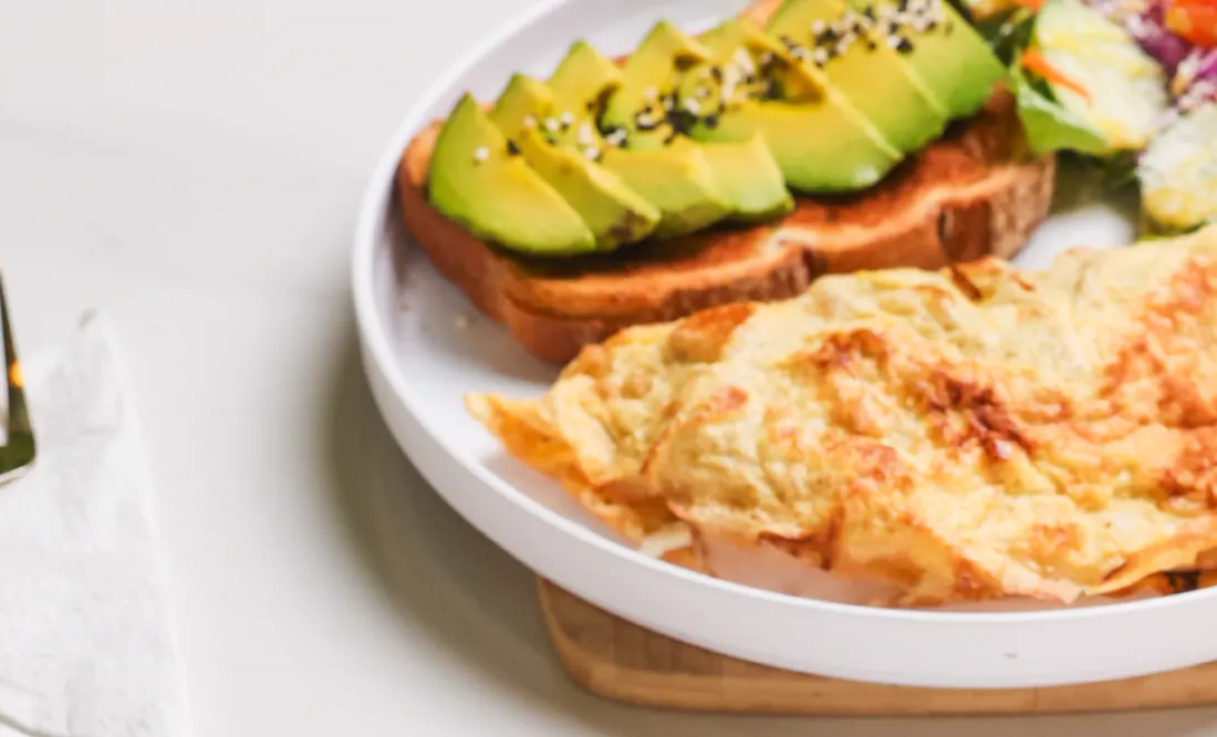 Healthy Green: pan con aguacate, ensalada y omelette de claras